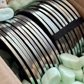 Bandstahlrollen verpackt im Versandkarton