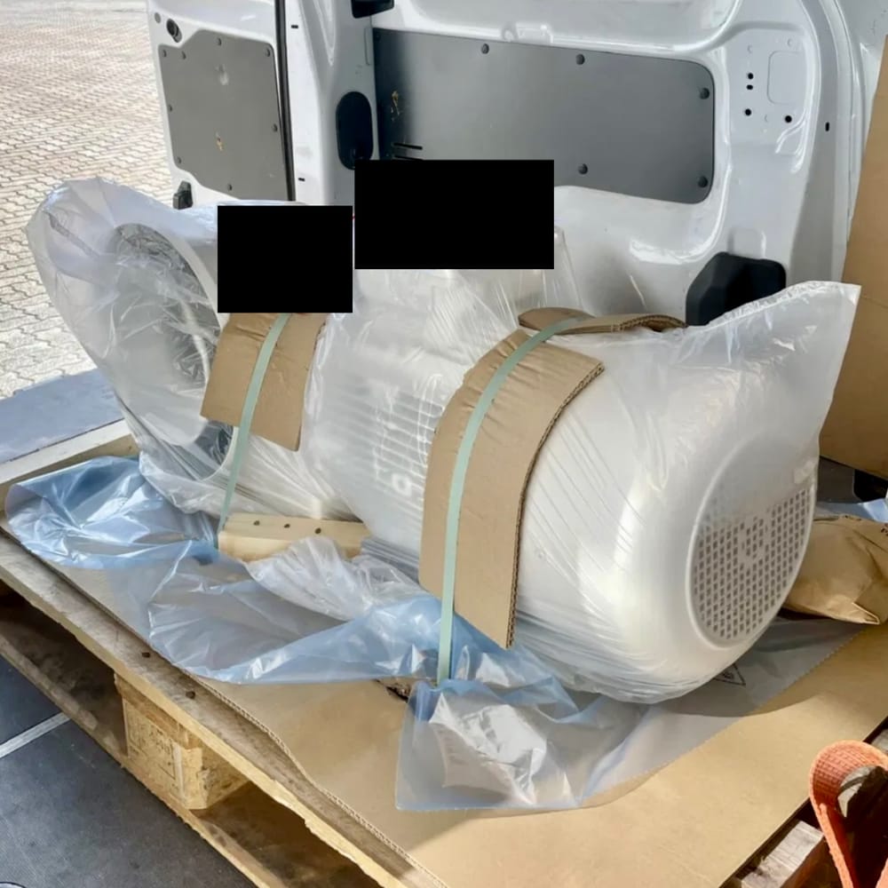 Verpackte Pumpe auf Palette beim Verladen in den Transporter